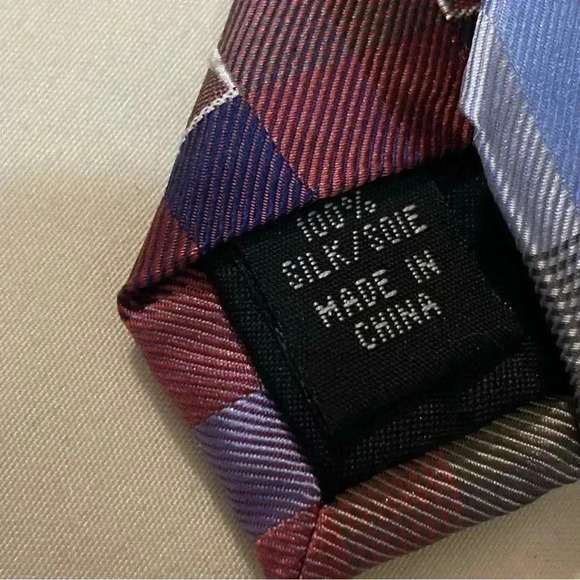 Kenneth Cole men  100% silk necktie - Picture 2 of 5